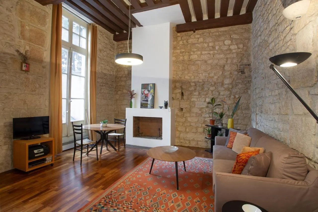 Saint Louis Charme Apartment Paris France