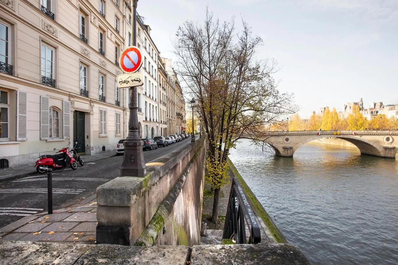 Saint Louis Charme Apartment Paris France